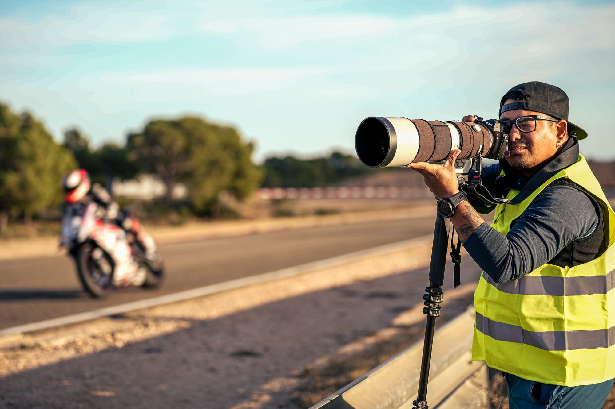 Luis marti fotografiando motos